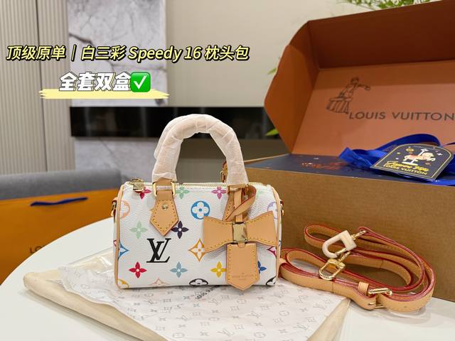 全套双盒包装 Lv白三彩 枕头包 这次和村上隆的联名确实有一股闪回千禧年代的古早魅力现实和过去时髦新旧交替的无缝穿插着。 巧妙回溯1930年代的装饰艺术风格设计