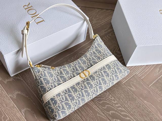 配盒 D家上新New浅蓝老花腋下包 这个系列很清凉，蓝白配给人夏日的清爽感，非常干净的 腋下包，符合夏天小包但同时容量要求不小的要求，自重非常轻，可以做到随走随