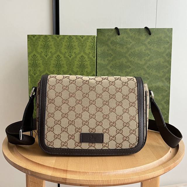 实拍# 型号：449172卡其 尺寸：28X20X9Cm Gucci 专柜新品扁平邮差包，采用柔软的高级帆布面料精心打造！简约设计与品牌经典标志融合！肩带调节容