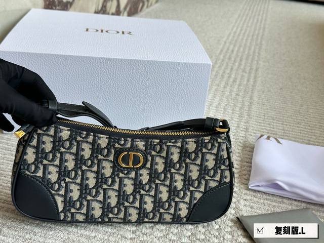 刺绣老花拼牛皮 Dior 法棍包 Hobo腋下包 迪奥新款全网首发全新上市 这款相比之前的Hono带子会更长单肩斜挎更方便啦 最主要没金属链那么重- -万多的迪 刺绣老花拼牛皮 Dior 法棍包 Hobo腋下包 迪奥新款全网首发全新上市 这款相比之前的Hono带子会更长单肩斜挎更方便啦 最主要没金属链那么重- -万多的迪