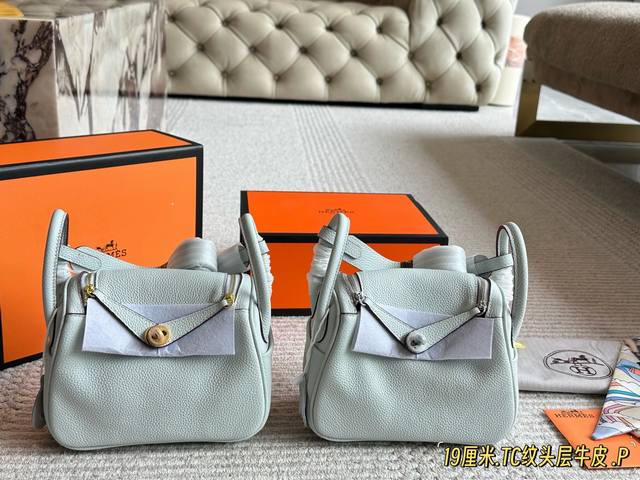 配全套包装 Size：19*13Cm 头层牛皮！ H家 Mini Lindy 斜挎 手拎！ 妥妥的一枚小可爱！