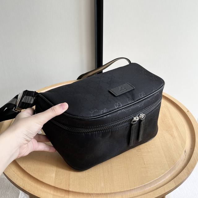 实拍# 款号：449182尼龙黑 尺寸：27-13-12Cm 网红同款爆卖列胸包，腰包正面拉链封口降落伞尼龙布料制作，与Gg图案形成对比。 采用专柜降落伞尼龙布