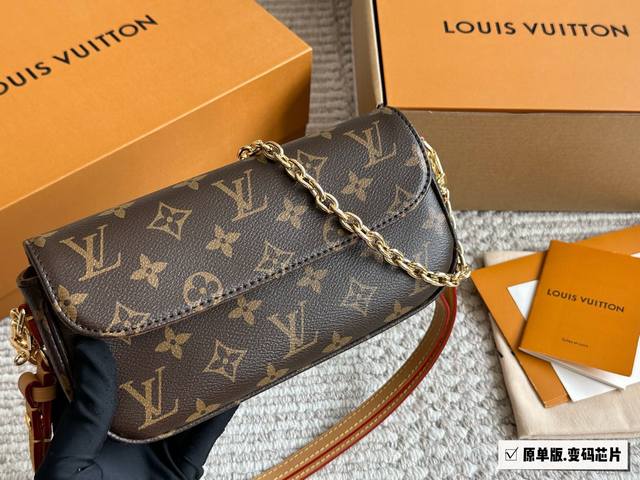 配盒 原单版 Size：22*12Cm L家 新晋爆款Ivy Woc 这个版本很难得哦！抓紧抓紧！ 出道即巅峰 双链条设计的麻将包 可斜挎可单肩可手提 内置卡槽