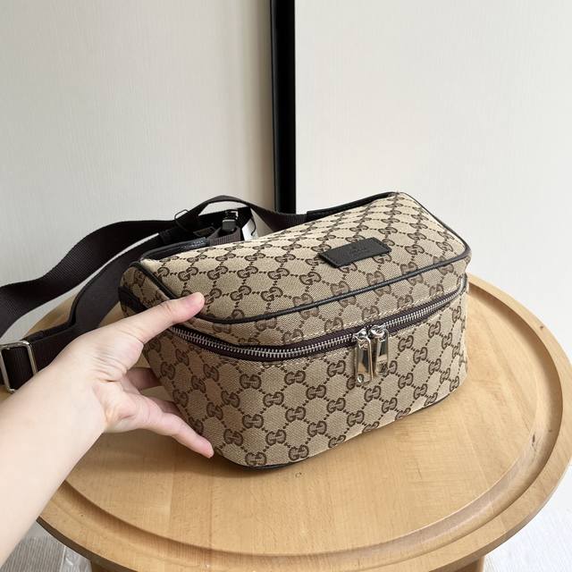 实拍# 款号：449182啡咖带 尺寸：27-13-12Cm 网红同款爆卖列胸包，腰包正面拉链封口降落伞尼龙布料制作，与Gg图案形成对比。 采用专柜降落伞尼龙布