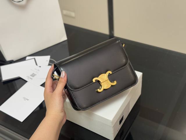 配盒 升级版 尺寸: 19*15Cm 赛琳 凯旋门！ 很高端！很高级 很适合四季！ 牛皮！牛皮！