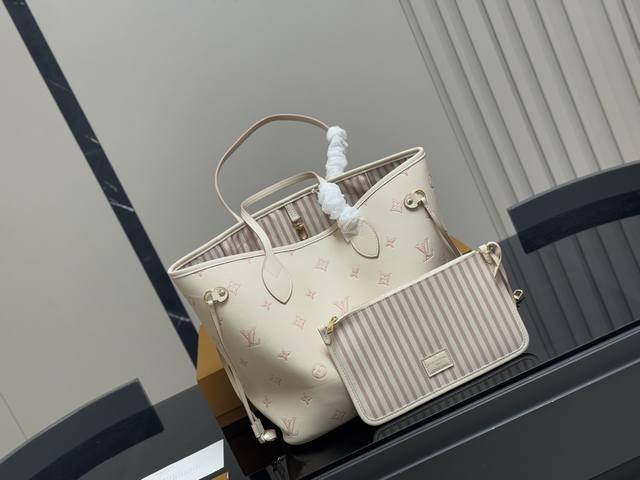 配盒 Size： 32底*28高Cm Lv Neverfull 中号购物袋！ 骨灰级产物！ 经典到无可复制！ 有质感！有味道！