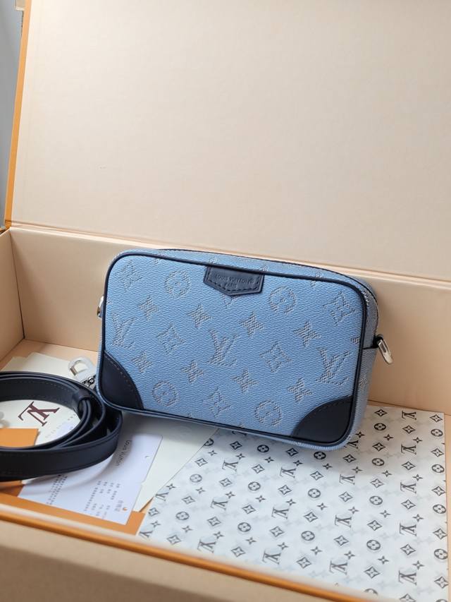 TrocadéRo 迷你手袋 M14684蓝 白 本款 TrocadéRo 迷你手袋为 Monogram Heritage 涂层帆布融入皮革镶边和硬箱风格加固包