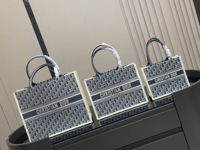 配礼盒 Dior 原版布提花 Dior Book Tote今年最喜欢的一款购物袋 Tote我用的次数最多的包 迪奥因为容量超级大 不管什么东西都向里面放 当然凹