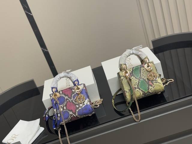 配折叠盒 迪奥稀有蟒蛇皮戴妃包 超显贵气的一只戴妃 就是你背.上这个包 随便往那一坐 给人就是-种超有品味又超有钱的感觉 尺寸:17Cm 配折叠盒 迪奥稀有蟒蛇皮戴妃包 超显贵气的一只戴妃 就是你背.上这个包 随便往那一坐 给人就是-种超有品味又超有钱的感觉 尺寸:17Cm