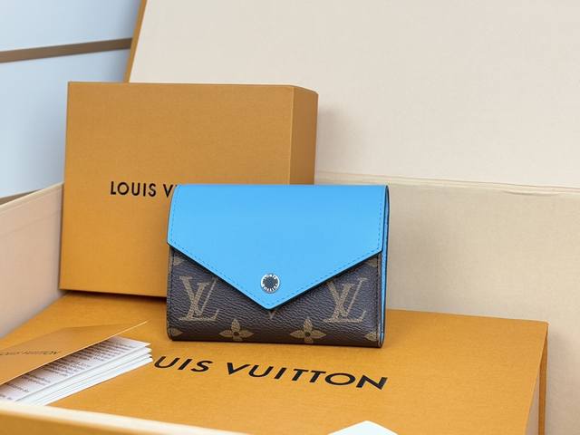 工厂P价 顶级原单 M12885蓝色 新款钱包 豆豆款三折 M12390黄色，M12387大红，M12885大红，M12392玫红 从路易 维顿的档案中获得灵感