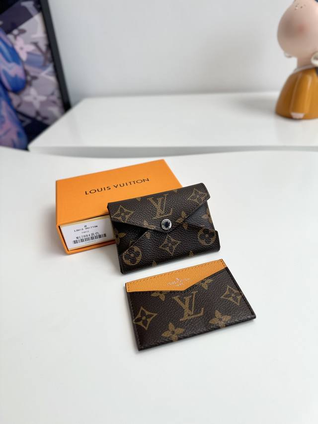 工厂P价 顶级原单 M12884黄色 M12791独家实拍！本款卡夹焕新原版 Kirigami Pochette 手拿包的信封式构型，为 Colormania