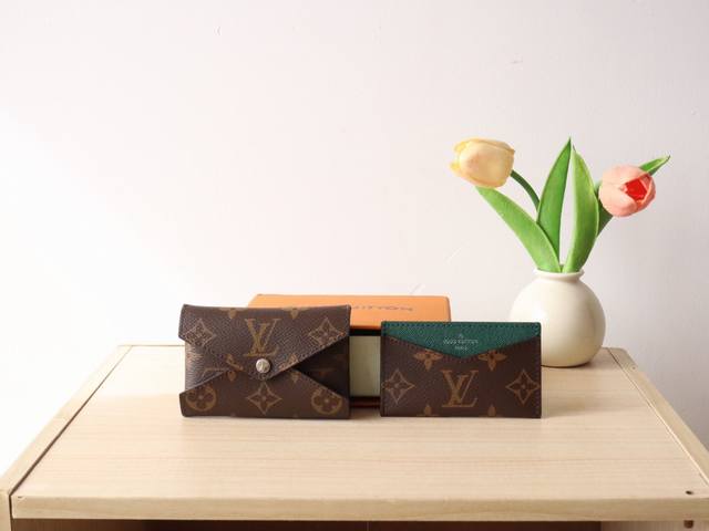 工厂P价 顶级原单 M12884绿色 卡夹 彩色狂热”系列的新作“波特 库尔特 基里加米”。“重新诠释了“Pochette Kirigami”的标志性包膜型的原