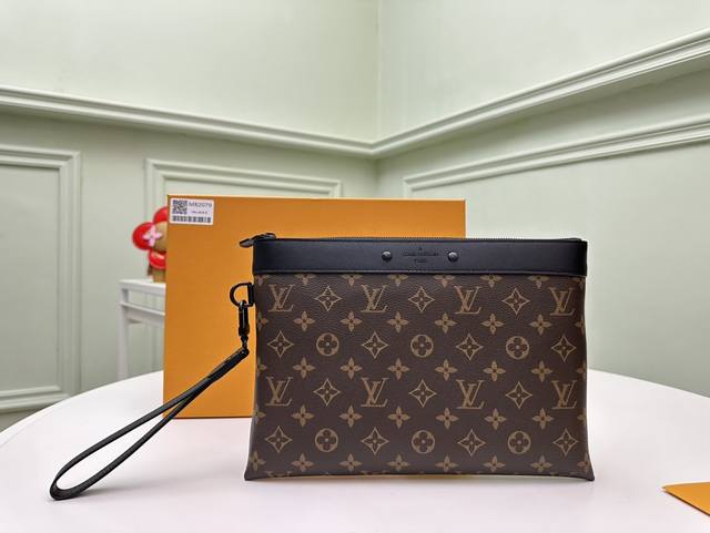 工厂P价 顶级原单 M82079老花本款 Pochette To-Go 手拿包出自 Monogram Macassar 系列，结合 Monogram 帆布、皮革