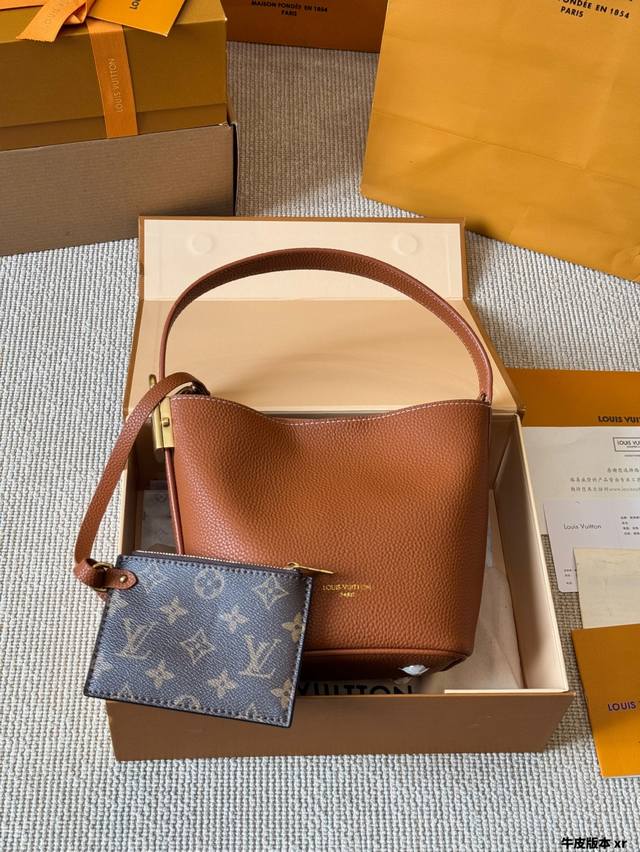 牛皮版本 Lv All Inbb手袋为Monogram牛皮搭配亮泽金属件，以标志性挂锁和名牌彰显经典格调。可调节肩带延续品牌制箱传承，皮革肩带增添斜挎和肩背选择