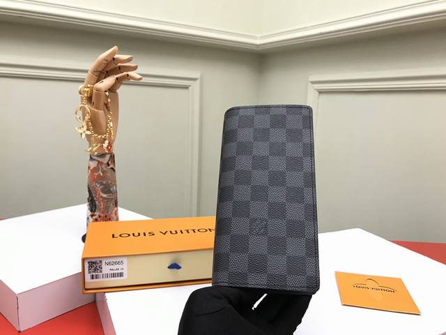 工厂P价 顶级原单 N62665黑格这款皮夹是为了纪念居住于非洲的探险家Pierre Savorgnan De Brazza而制，采用Damiergraphit