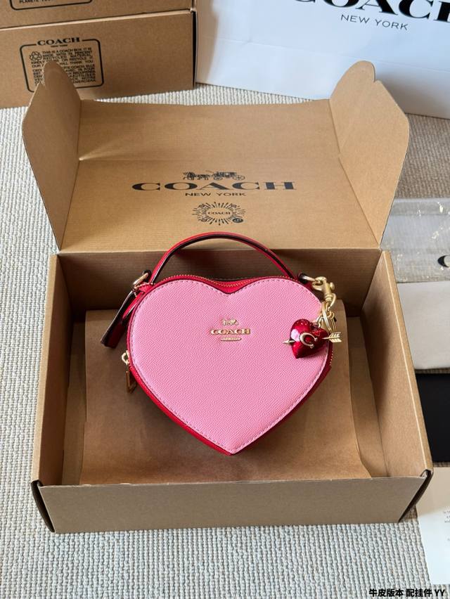 牛皮版本 Coach Love 爱心包 来喽 女这款是Coach的限定款！也太少女心了吧！ ＃蔻驰的几何包设计超受欢迎，这款可以说是几何包 型的代表作 ＃这款包