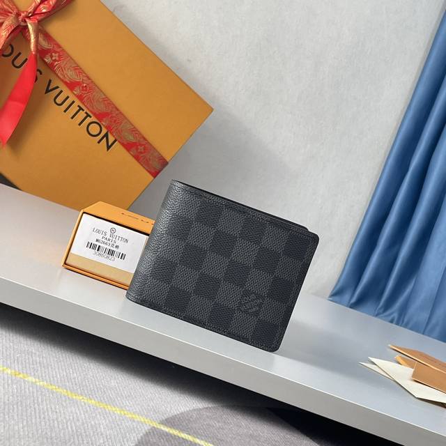 工厂P价 海外原单N62663独家实拍！这款钱夹属于 Damier Graphite 帆布系列，设计时尚低调，便于收纳纸币、信用卡与收据，轻便耐用，可轻易放入上