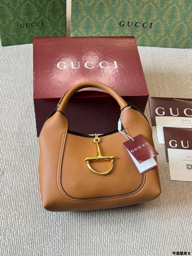 牛皮版本 Gucci Softbit Gucci Softbit，包如其名！ 包型筋骨挺括，包身细腻柔软，独特的解构设计有一种“刚柔并济”的美感。 一整块天然敦
