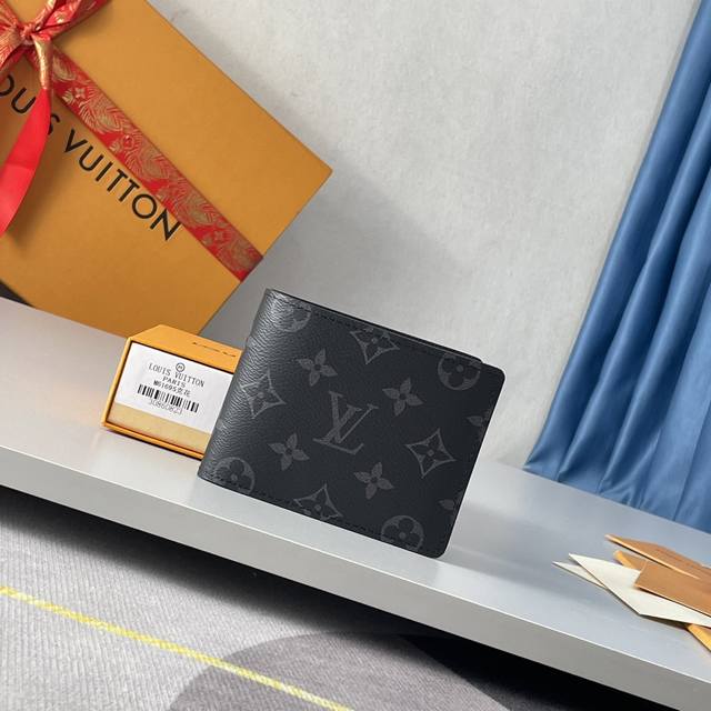 工厂P价 海外原单M61695独家实拍！由全新标志性黑灰色Monogram Eclipse帆布裁制而成的Multiple钱夹，极其实用的内部设计配有众多插槽，轻