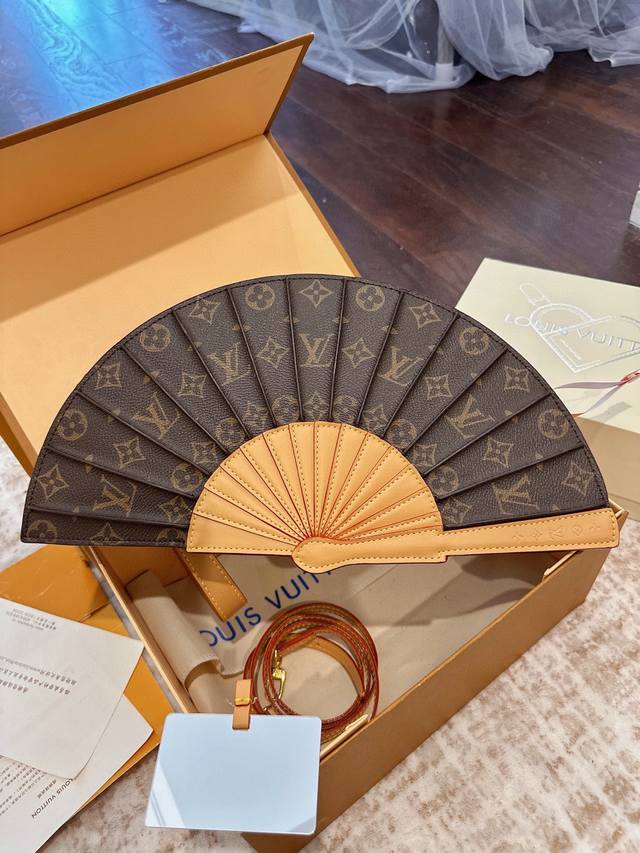 送小镜子 折叠礼盒官网飞机盒 Lv Fan 手袋 取材 Monogram 帆布 以别致设计亮相 2025 春夏秀场,成就收藏家之选。皮革之上点级 Monogra 送小镜子 折叠礼盒官网飞机盒 Lv Fan 手袋 取材 Monogram 帆布 以别致设计亮相 2025 春夏秀场,成就收藏家之选。皮革之上点级 Monogra