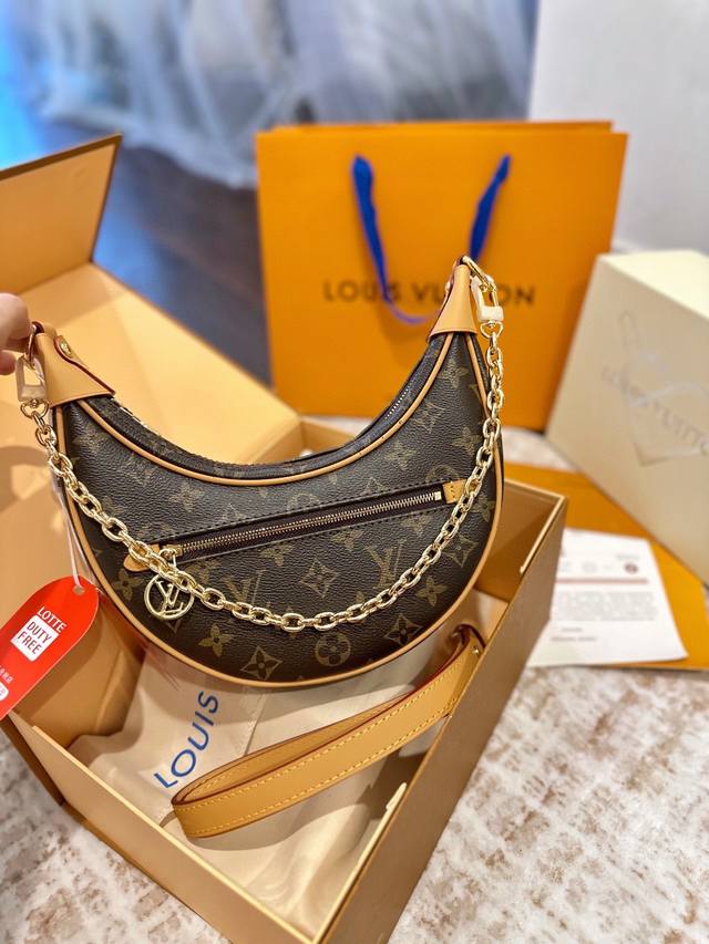 官网双盒包装 Loop月亮包，细节拉满一眼爱上 独特的造型搭配经典的老花！ 包身轻盈小巧，但能装下的东西蛮多 搭配肩带斜挎简单大气，腋下链条时尚俏皮 自由调节腋