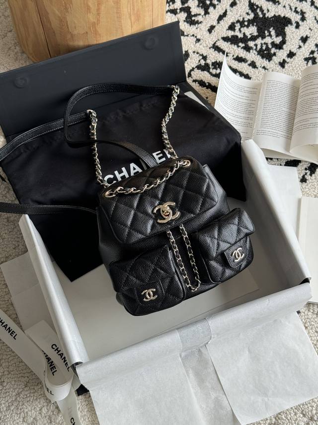 25P青蛙双背包 鱼子酱 “折叠礼盒官网飞机盒” Chanel24P Duma小号双肩包 口袋设计加上两个个Chanel双Clogo整包很立体有型 尺寸22