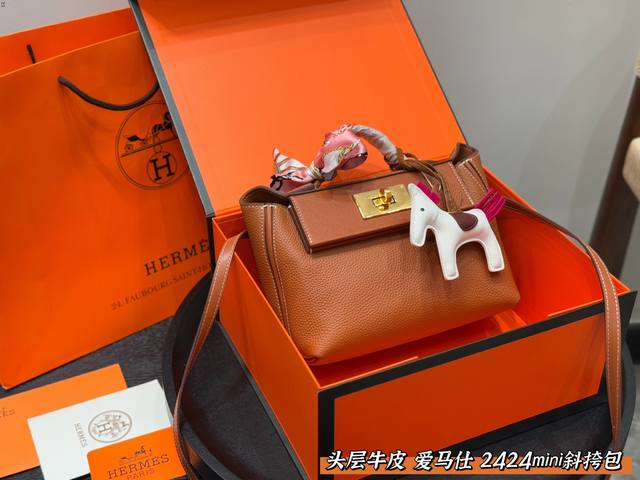 折叠礼盒 头层牛皮版本 爱马仕Hermes2424Mini斜挎包 相比于常见的爱马仕三大包型 这是一款长得很不像爱马仕的 可以配肩带多背的包 完全可以做到解放肩