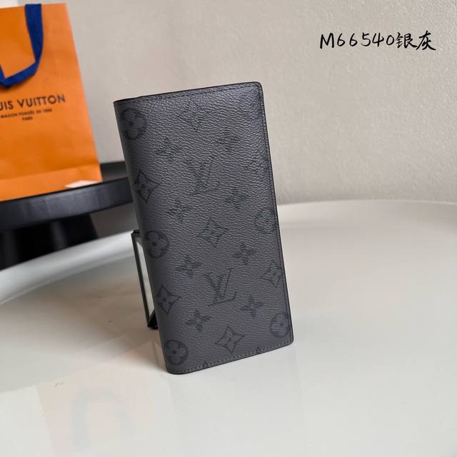 工厂P价 M66540 银灰 M60356，新款男士西装夹 这款皮夹是为了纪念居住于非洲的探险家Pierre Savorgnan De Brazza而制，采用D