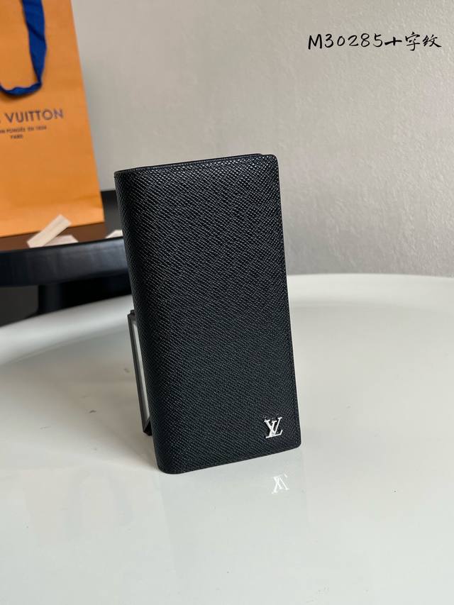 工厂P价 顶级原单 M31079，M30285 黑色十字纹 这款皮夹是为了纪念居住于非洲的探险家Pierre Savorgnan De Brazza而制，采用D