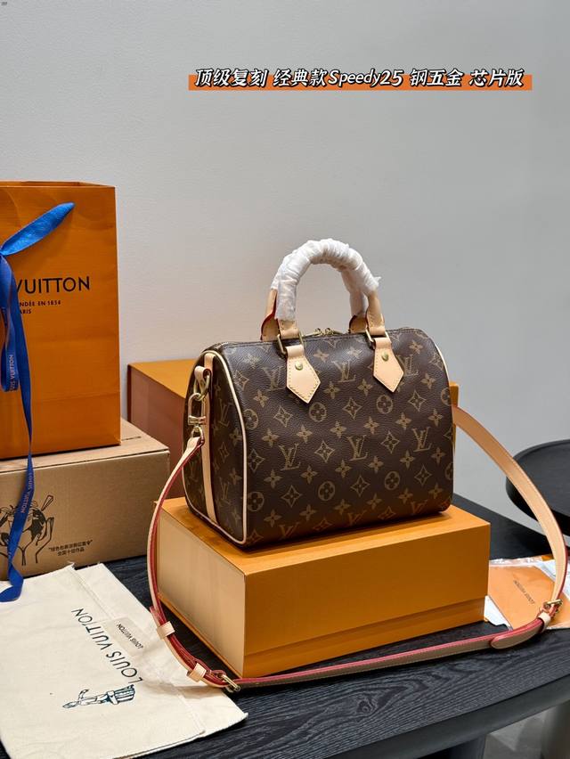 全套礼盒 顶级复刻 全钢五金 带芯片 Lv变色皮 经典老花 Speedy25枕头包 不愧是Lv的当家花旦系列 这款的材质是更加休闲风的帆布棋盘格 做通勤包、旅行