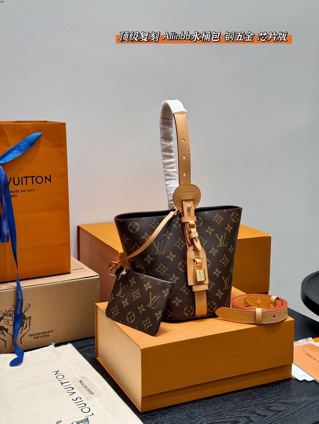 全套包装 顶级复刻 全钢五金 带芯片 Size：17*18Cm Lv 村上隆联名款老花 25最值得入的老花Allinbb 水桶包 一包多背而且风格也很不一样 感