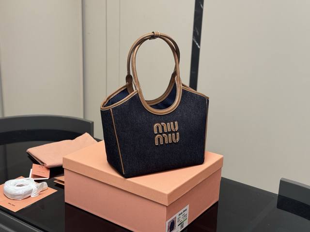全套包装 Size：22*18Cm Miumiu新款托特Tote 今年的风刮的太猛了 老多爆款了！ 这款的版型也太好看了吧！ Miumiu 这一季不管是单肩包还