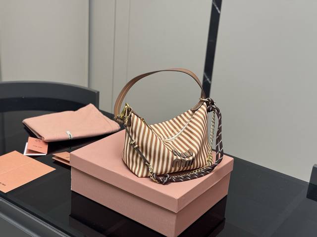 配盒 Size:底宽18*15Cm Miumiu帆布款小饭盒~ 自带冲浪绳!! Miumiu最新款饭盒包 性价比之王 早春新款哐哐上市啦 休闲百搭的饭盒包又来噜 配盒 Size:底宽18*15Cm Miumiu帆布款小饭盒~ 自带冲浪绳!! Miumiu最新款饭盒包 性价比之王 早春新款哐哐上市啦 休闲百搭的饭盒包又来噜