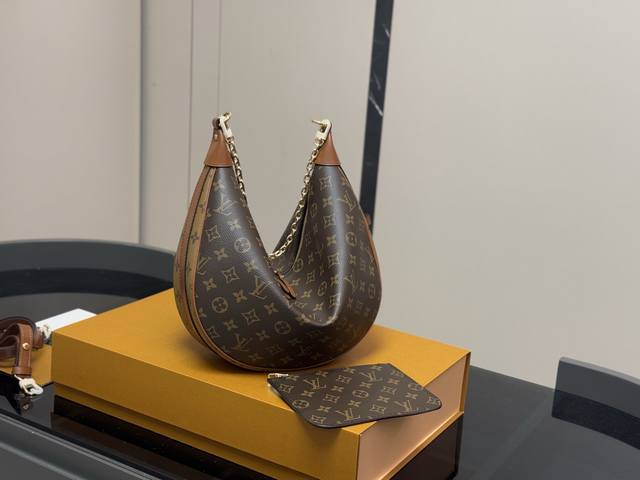 全套包装 Size：37*24Cm Lv Loop腋下包 太戳我了吧！上身效果！ 啥也不说啦！订起来 . 月牙 走秀款 搜索Lv 大号月亮包 拼色