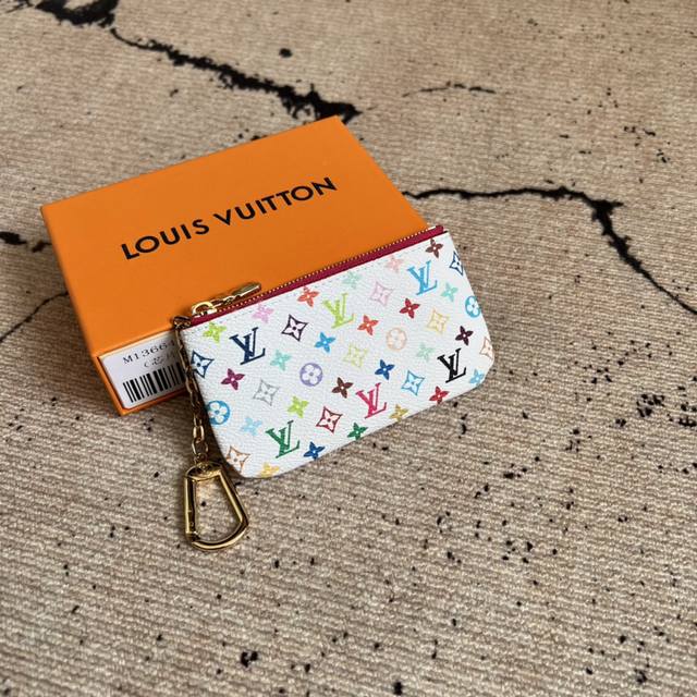 工厂P价 顶级原单 M13664白彩 這款復刻版Louis Vuitton X Murakami系列的鑰匙零錢包繽紛絢麗，採用塗層帆布製成，充滿活力的標誌性Mo