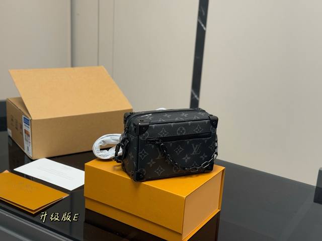 配折叠盒 尺寸：18X13X8 Lv 盒子包 真的是可爱的方盒子 调调很色喜庆！ 真的是小可爱！ Mini Soft Trunk盒子包 细节超Ok