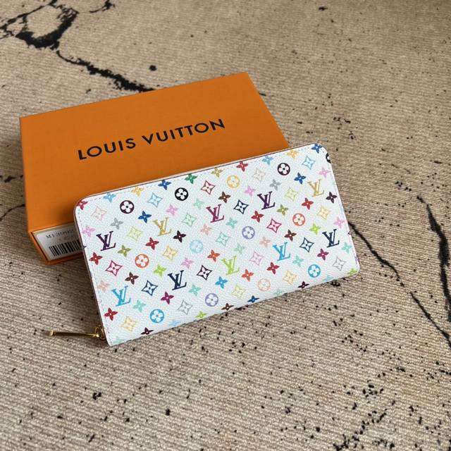 工厂P价 顶级原单 M13992白彩 单拉链钱包系列 Zippy Ld拉链钱包 這款別具收藏價值的Zippy拉鏈錢包本款Monogram印花以33种缤纷的色彩演