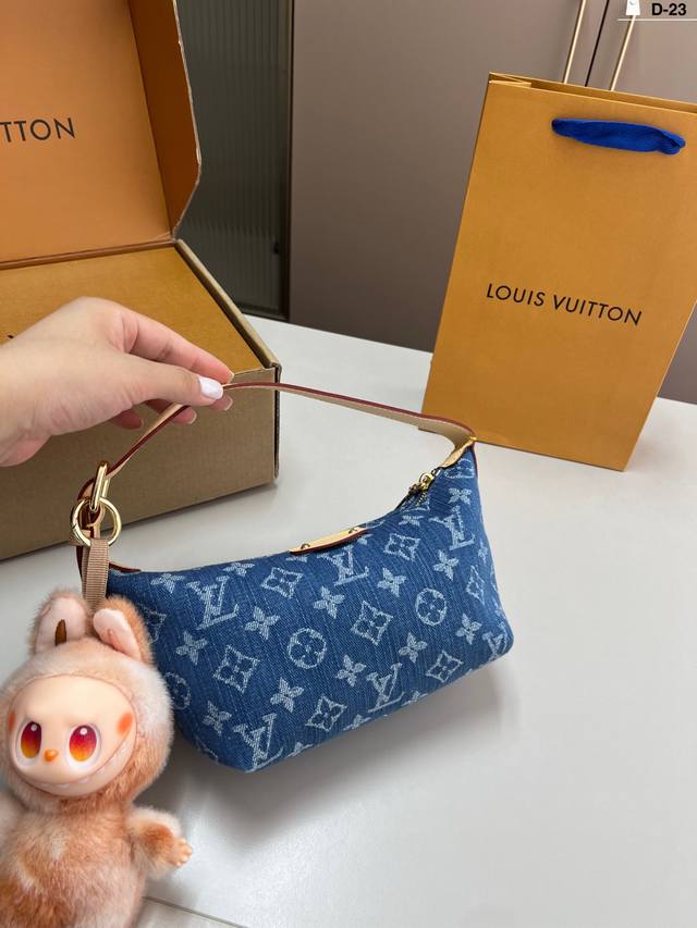 挂件随机 Lv新款饭盒包 跟上这波风潮 复古才是真正上头的！ Lv 新款 牛仔 饭盒包！ D-23尺寸17×11折叠盒