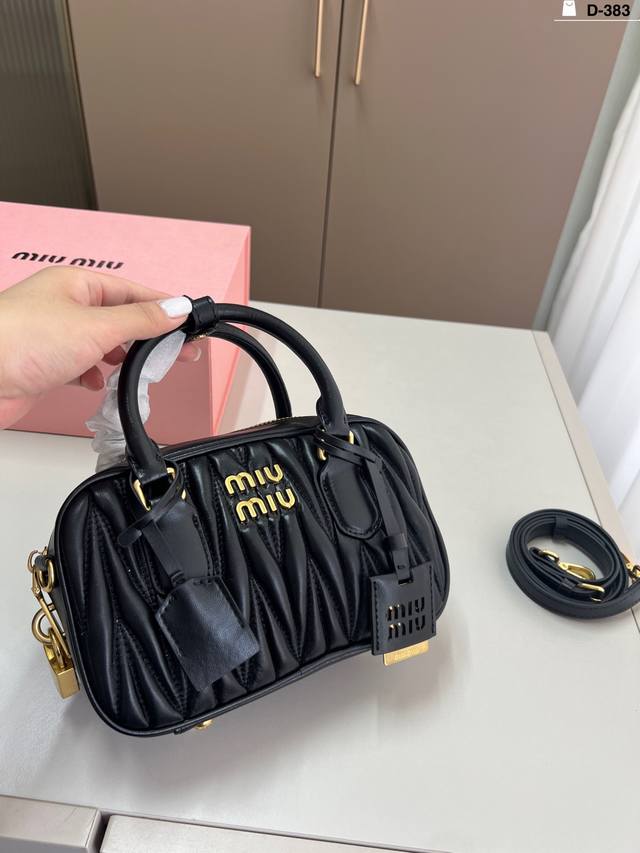 羊皮 Miu Miu缪缪褶皱保龄球即便是Mini款容量也很充足，搭配秋日美拉德风穿搭有种叛逆千金的感觉了。D-383尺寸21×14折叠盒