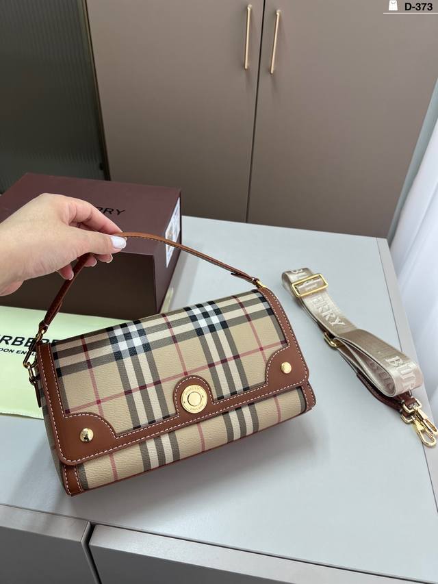Burberry巴宝莉 法棍包 上身非常好看！经典格子，优雅又有气质！日常休闲装搭配起来吧！可盐可甜 D-373尺寸24×13折叠盒