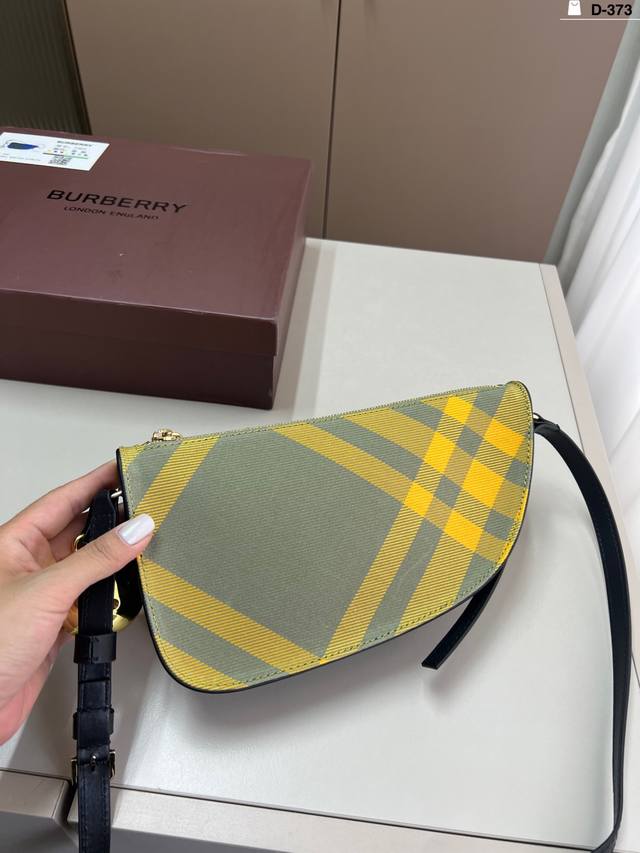 巴宝莉 铃铛腋下包 可可爱爱 小巧玲珑 优雅精致 仙女必备款 D-373尺寸25×13配盒