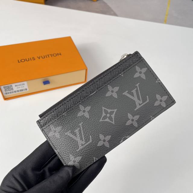 海外原单M64038黑花独家实拍。此款由Damier Graphite帆布裁制而成的Coin卡夹是存放硬币零钱的安全之选。外观纤秀利落，内设信用卡槽、拉链硬币袋