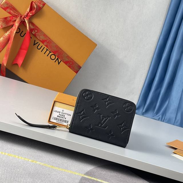 工厂P价 海外原单M60574黑色独家实拍！这款造型经典的 Zippy 拉链零钱包以精致而柔软的 Monogram Empreinte 皮革制成。 宽敞的容量和