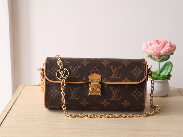 独家实拍 M13566 本款 Pochette Camille 手袋取材 Monogram 帆布，致意路易威登 2000 春夏时装秀问世的原版设计。S-Lock