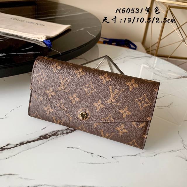 工厂P价 顶级原单 M60531紫色 这款信封式钱夹以优雅的 Monogram 帆布制成，内部设计精巧独特，拥有各种口袋和信用卡槽。19.0X 10.5X 2.