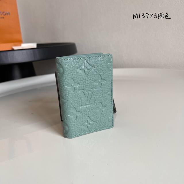 工厂P价 顶级原单 M13973绿色 這款袋裝萬用錢包以粒面Taurillon皮革製造，綴有Monogram壓花圖案，配以Pharrell Williams的粉