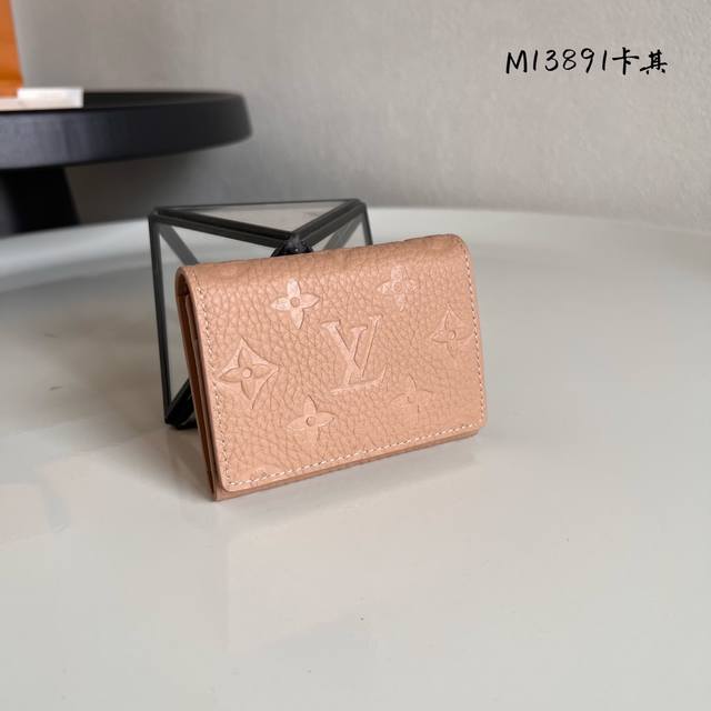 工厂P价 顶级原单 M13891卡其 本款 Envelope 名片夹取材粒面 Monogram 压纹 Taurillon 牛皮革，以时尚内敛配色释放摩登锋芒。轻