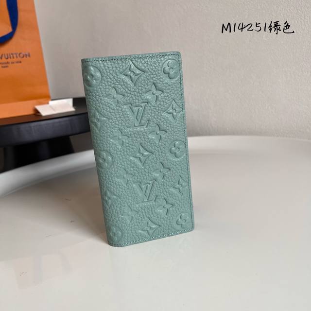 工厂P价 顶级原单 M14251绿色 由全新标志性 Monogram Eclipse 帆布裁制而成，此款风格硬朗的 Brazza 钱夹尺寸小巧，能够塞入夹克胸袋