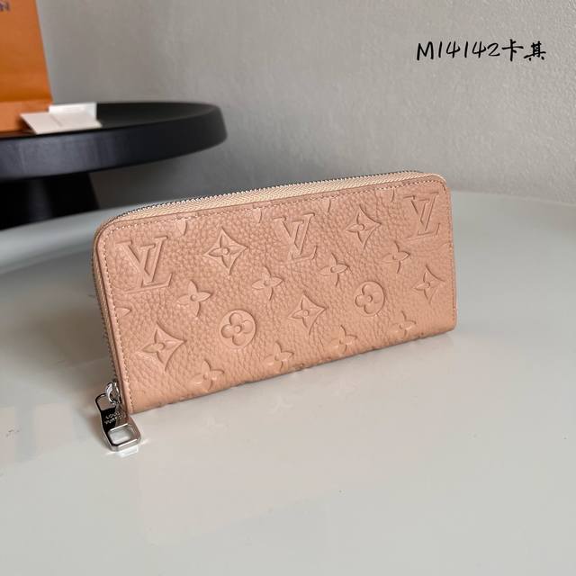 工厂P价 顶级原单 M14142卡其 路易威登 CléMence 钱夹是丰富实用功能与优雅小巧设计有机融合的典范。由标志性 Monogram 帆布面料裁制而成，