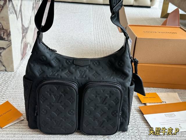 头层牛皮 Size：32*24Cm 最近超火的新款 购物袋 Hobo Cargo 火了！ 因为上身的！确！好！看！ L家 最新款购物袋 颜值高、实用性超强！！！